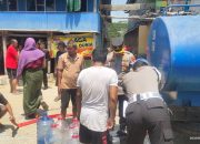 Krisis Air Bersih, Polres Wajo Bagikan Air untuk Masyarakat Pesisir