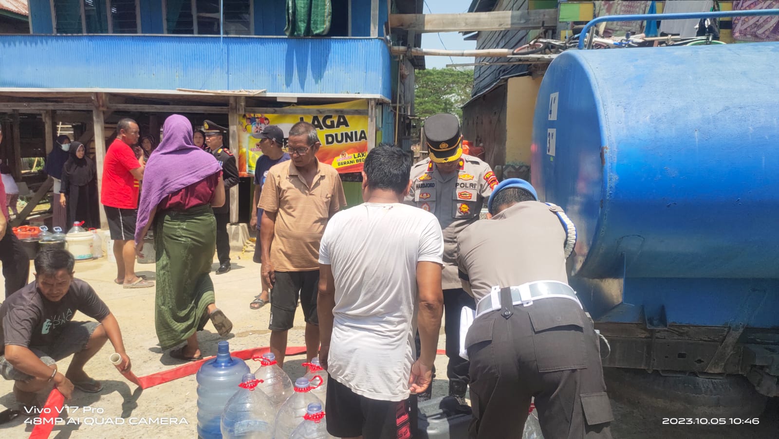 Krisis Air Bersih, Polres Wajo Bagikan Air untuk Masyarakat Pesisir