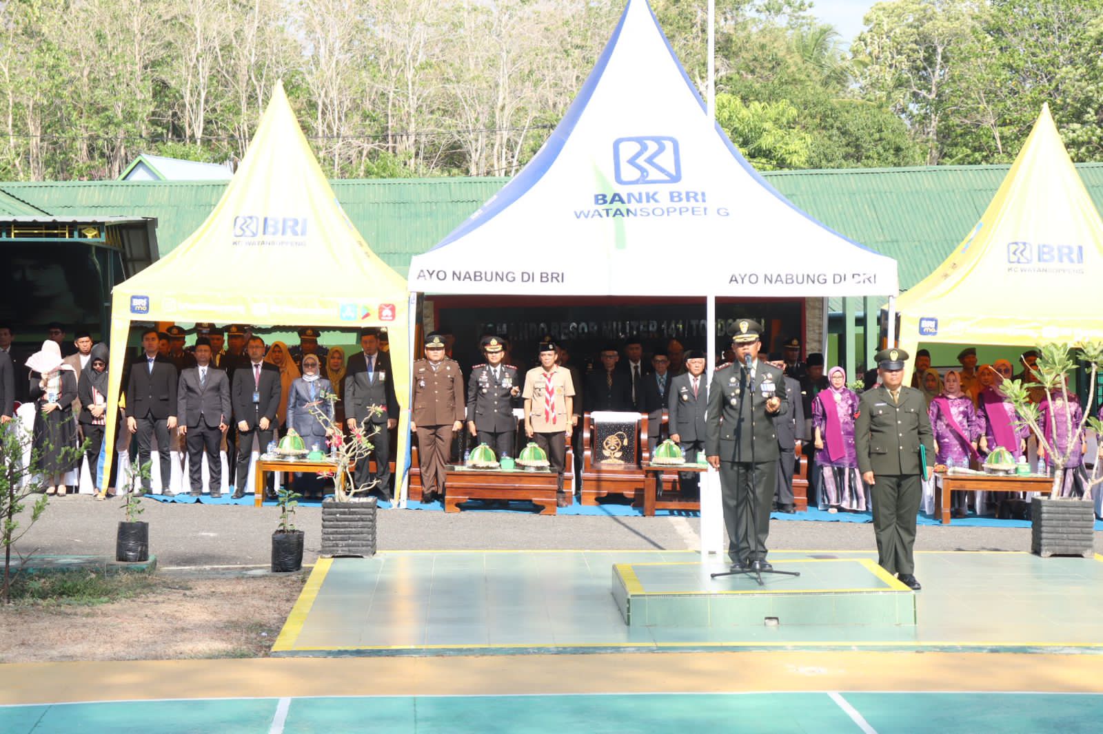 Hadiri Upacara Peringatan HUT TNI ke 78, Kapolres Soppeng Bersama PJU dan Kapolsek Berikan Surprice Nasi Tumpeng
