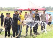 Polri Peduli Lingkungan , Kapolres Soppeng Serahkan Secara Simbolis Bantuan Sumur Bor dan Pompa Air di Desa Lompulle