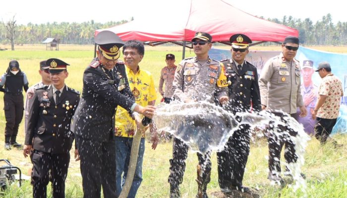 Polri Peduli Lingkungan , Kapolres Soppeng Serahkan Secara Simbolis Bantuan Sumur Bor dan Pompa Air di Desa Lompulle