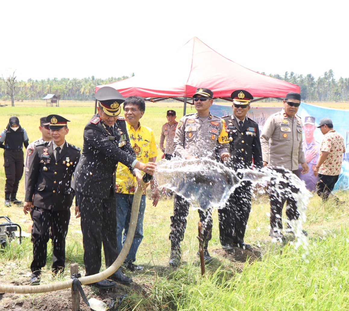 Polri Peduli Lingkungan , Kapolres Soppeng Serahkan Secara Simbolis Bantuan Sumur Bor dan Pompa Air di Desa Lompulle