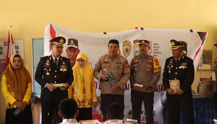 Polri Tingkatkan Budaya Literasi, Kapolres Soppeng Salurkan Puluhan Buku Baca di SDN 117 Maniangpatu Desa Lompulle