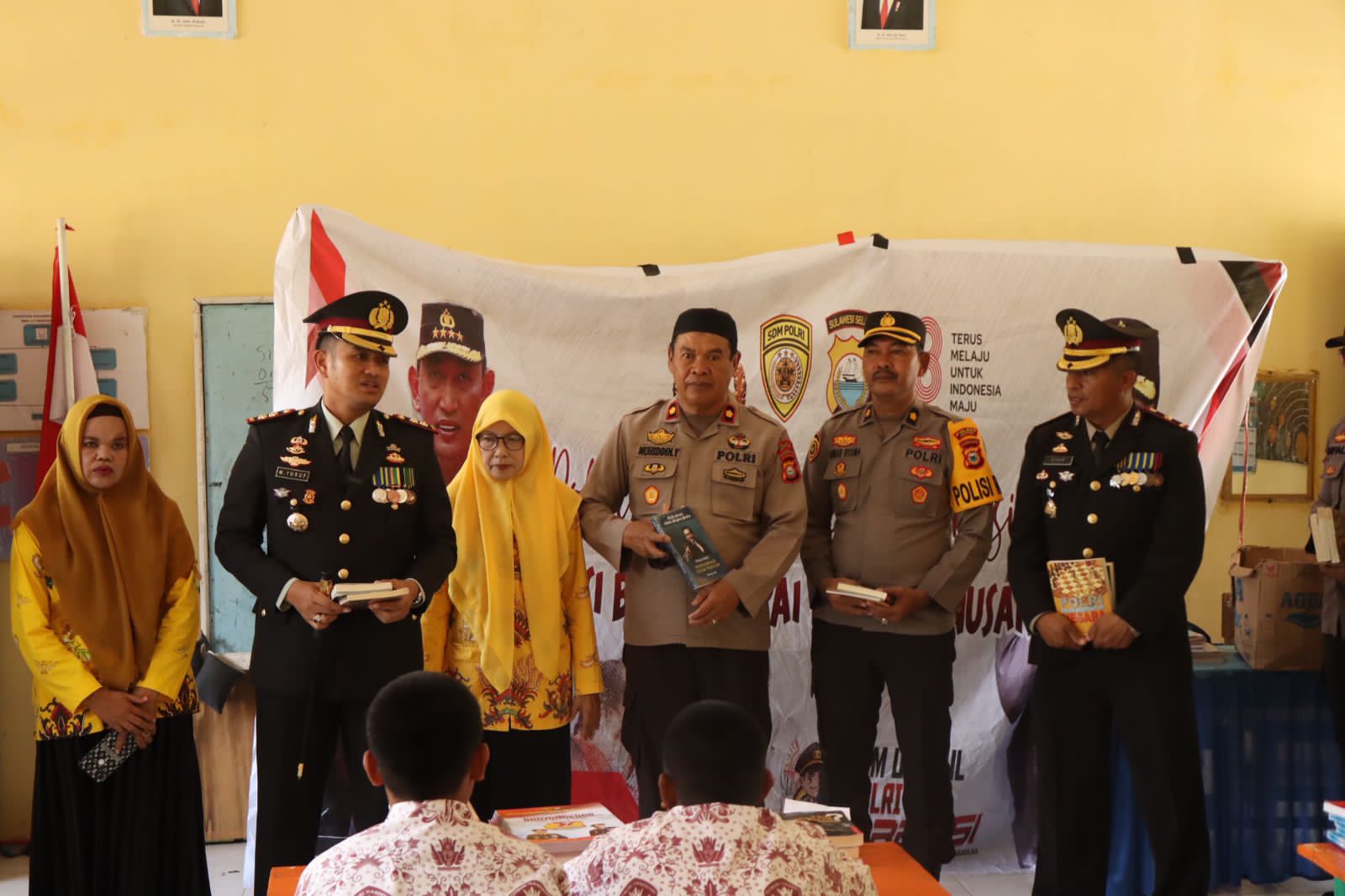 Polri Tingkatkan Budaya Literasi, Kapolres Soppeng Salurkan Puluhan Buku Baca di SDN 117 Maniangpatu Desa Lompulle