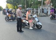 Hadirkan Kamseltibcar Lantas Personil Polsek Watang Sawitto Lakukan Gatur Lalin