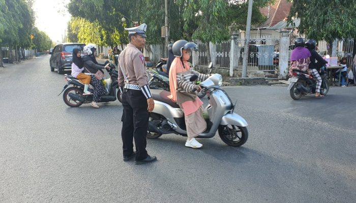 Hadirkan Kamseltibcar Lantas Personil Polsek Watang Sawitto Lakukan Gatur Lalin