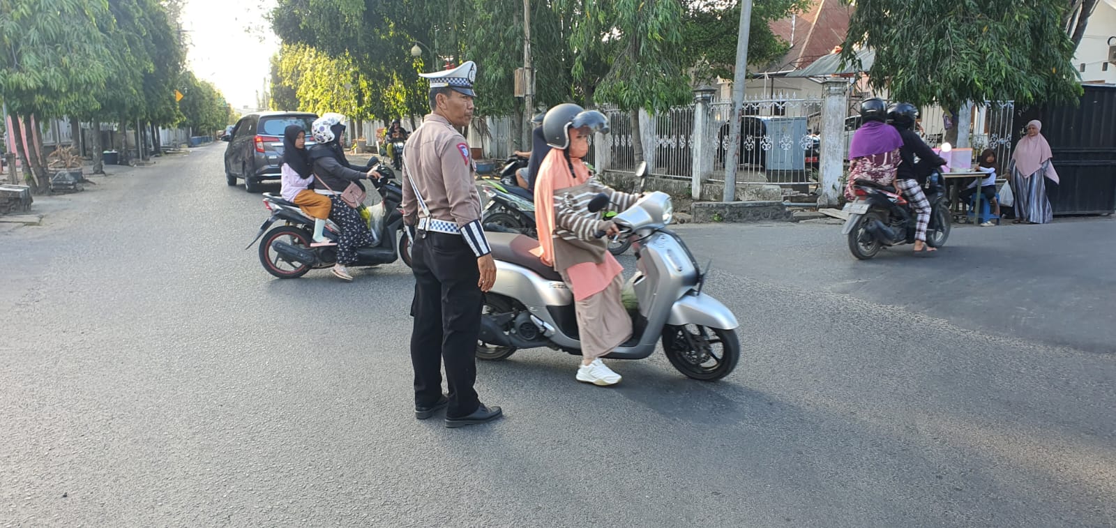 Hadirkan Kamseltibcar Lantas Personil Polsek Watang Sawitto Lakukan Gatur Lalin