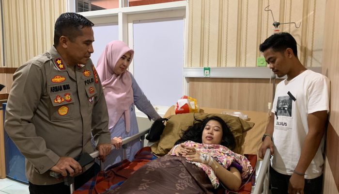 Kapolres Parepare bersama Ketua Bhayangkari Jenguk Istri Personel Yang Sakit di RSUD Andi Makkasau