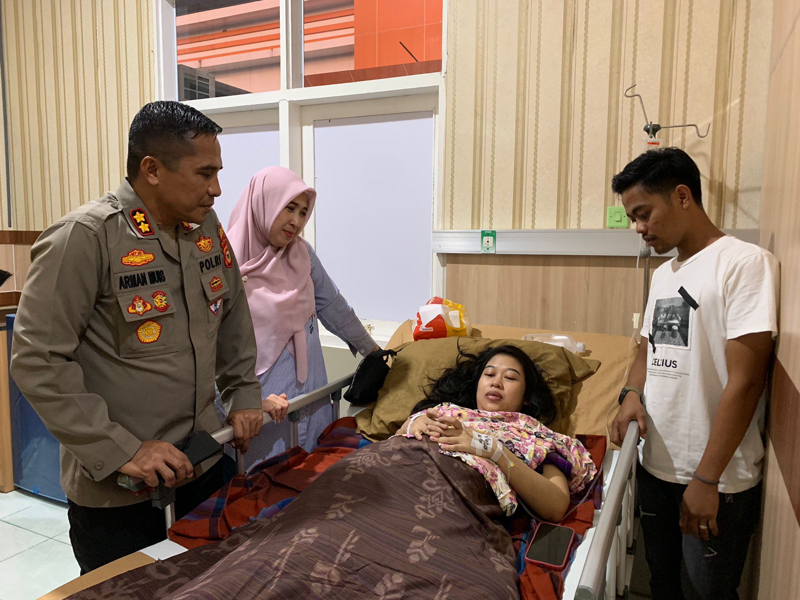 Kapolres Parepare bersama Ketua Bhayangkari Jenguk Istri Personel Yang Sakit di RSUD Andi Makkasau