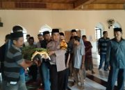 Turut Berduka, Bhabinkamtibmas Polsek Pitumpanua Melayat dan Mengawal Jenazah Warga Binaannya ke Pemakaman