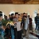 Turut Berduka, Bhabinkamtibmas Polsek Pitumpanua Melayat dan Mengawal Jenazah Warga Binaannya ke Pemakaman