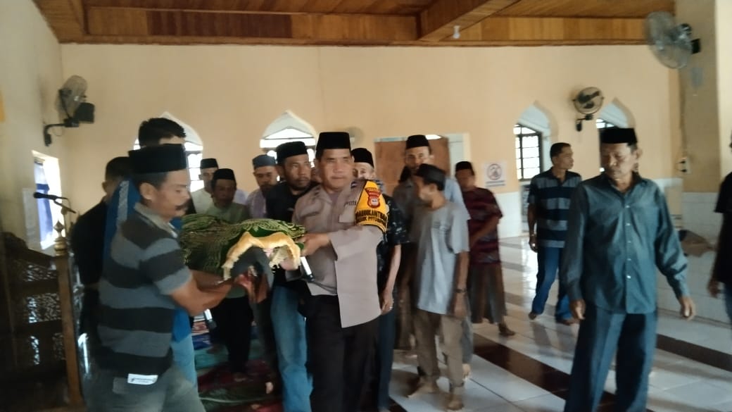 Turut Berduka, Bhabinkamtibmas Polsek Pitumpanua Melayat dan Mengawal Jenazah Warga Binaannya ke Pemakaman