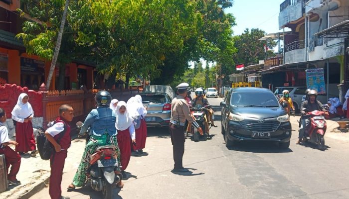Pelayanan Kamseltibcarlantas, Personil Polsek Watang Sawitto Lakukan PAM Gatur Lalin