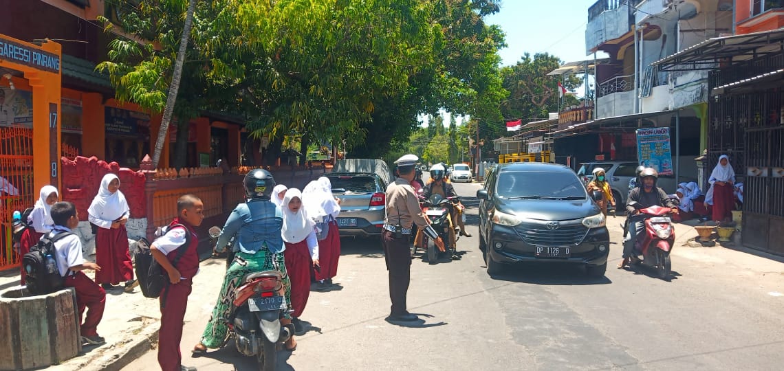 Pelayanan Kamseltibcarlantas, Personil Polsek Watang Sawitto Lakukan PAM Gatur Lalin