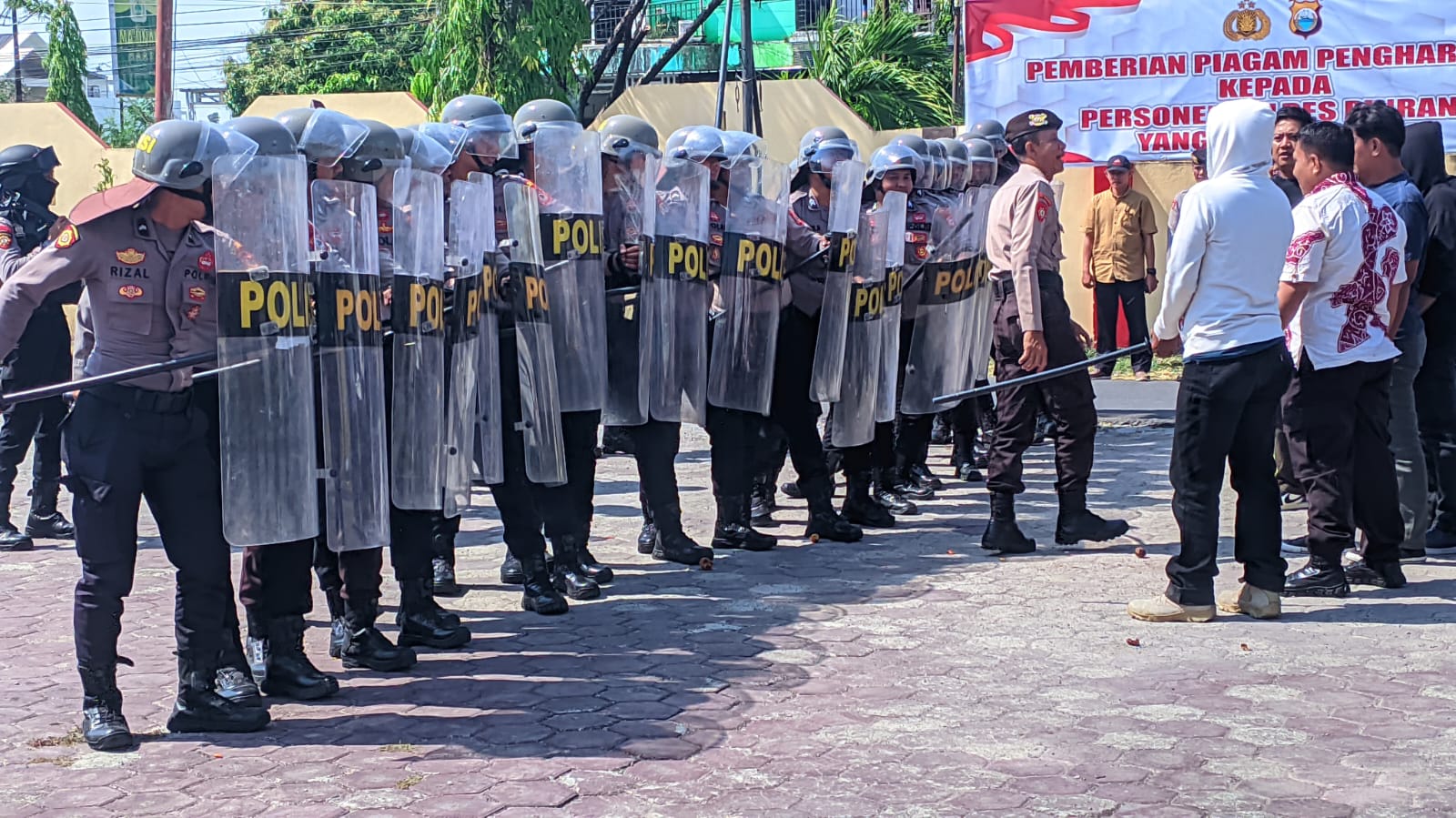 Personil Polres Pinrang Menggelar Latihan Dalmas Dalam Rangka Menjelang Pemilu 2024