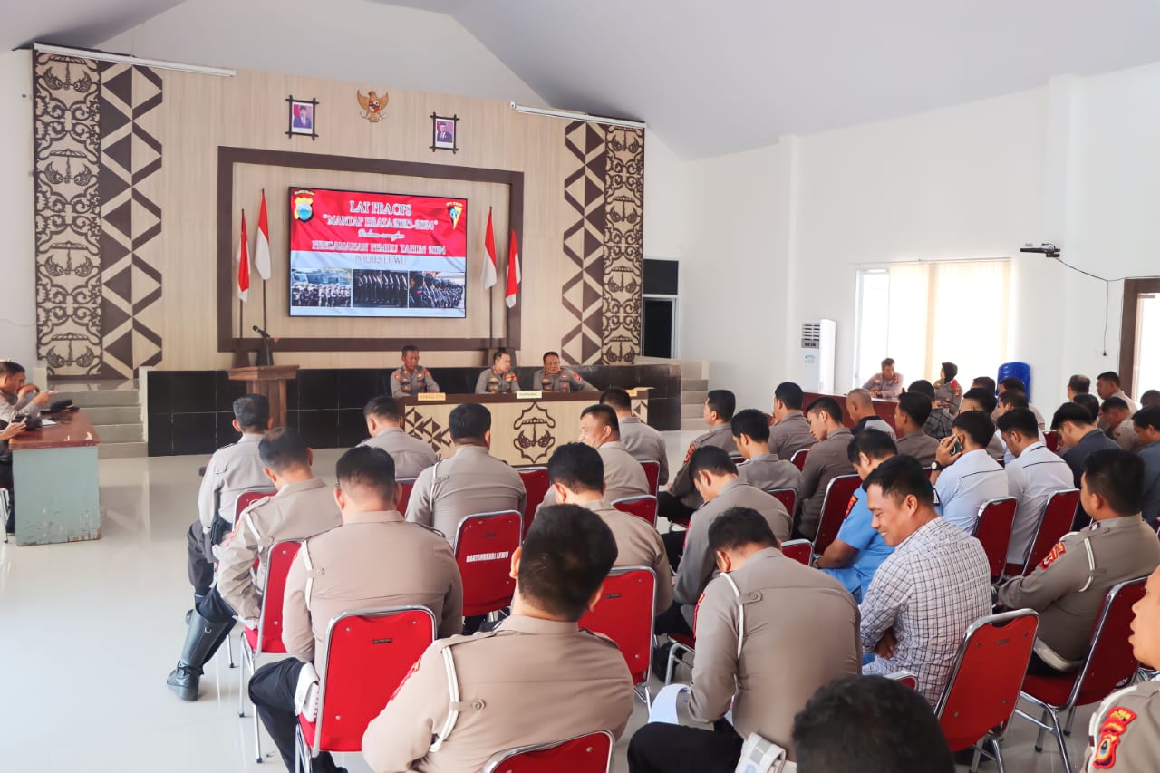 Buka Latihan Pra Operasi Mantap Brata, Kapolres Luwu Harapkan Personil Pegang Teguh Kode Etik Profesi Polri