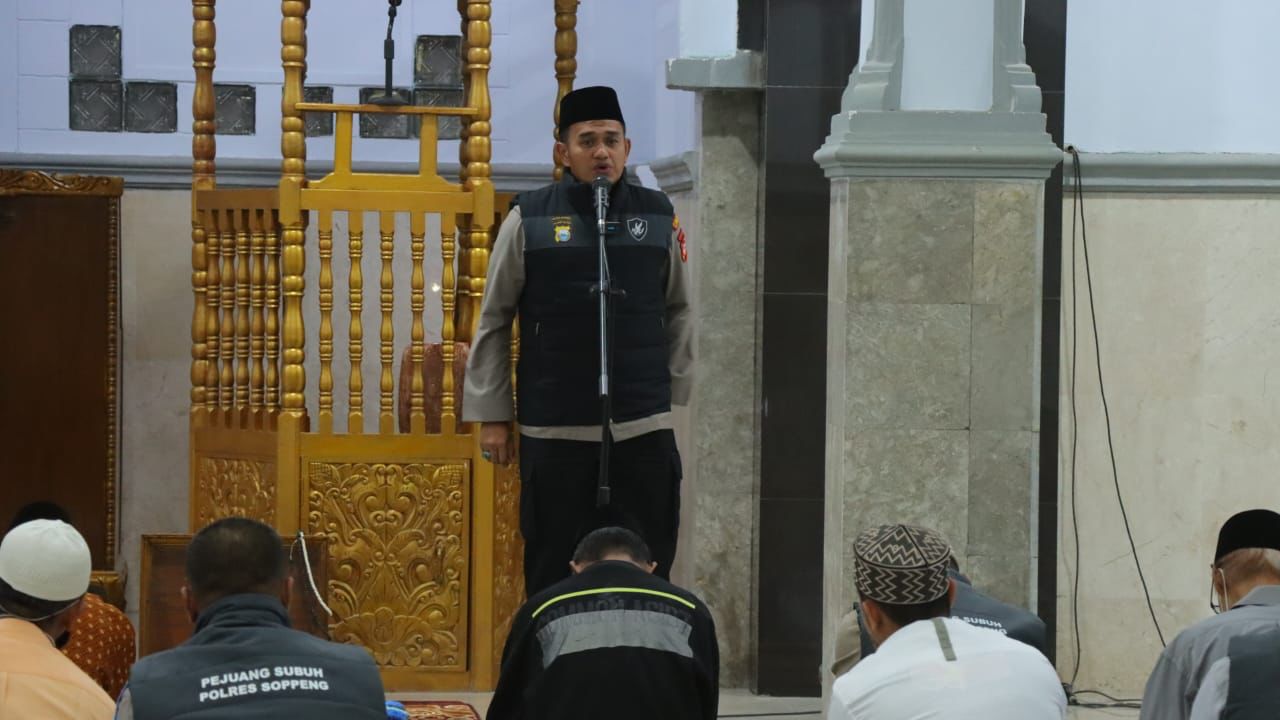 Rajut Silaturahmi Melalui Safari Subuh, Kapolres Soppeng Tatap Muka bersama Jamaah Masjid Al - Mujahidin Sewo