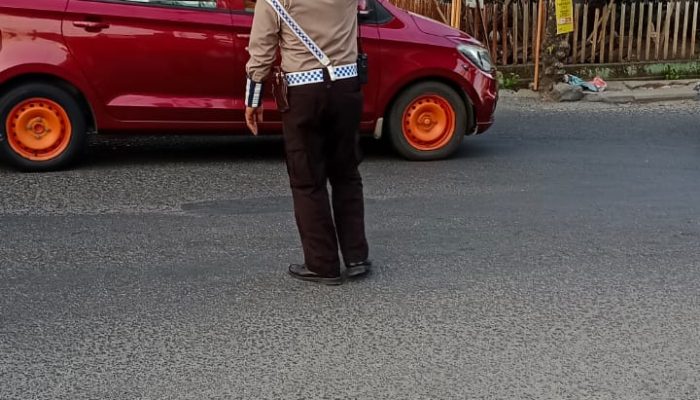 Ciptakan Kamseltibcarlantas Di Sore Hari, Personil Unit Lantas Polsek Watang Sawitto Laksanakan Gatur Lalin