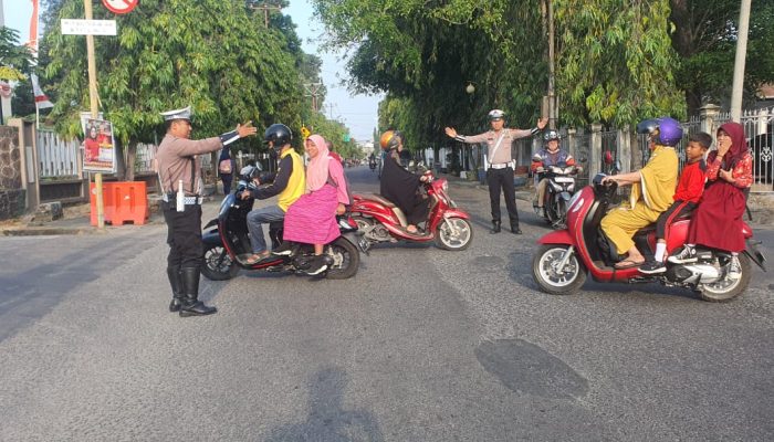 Pelayanan Kamseltibcarlantas, Polsek Watang Sawitto Laksanakan Gatur Lalin