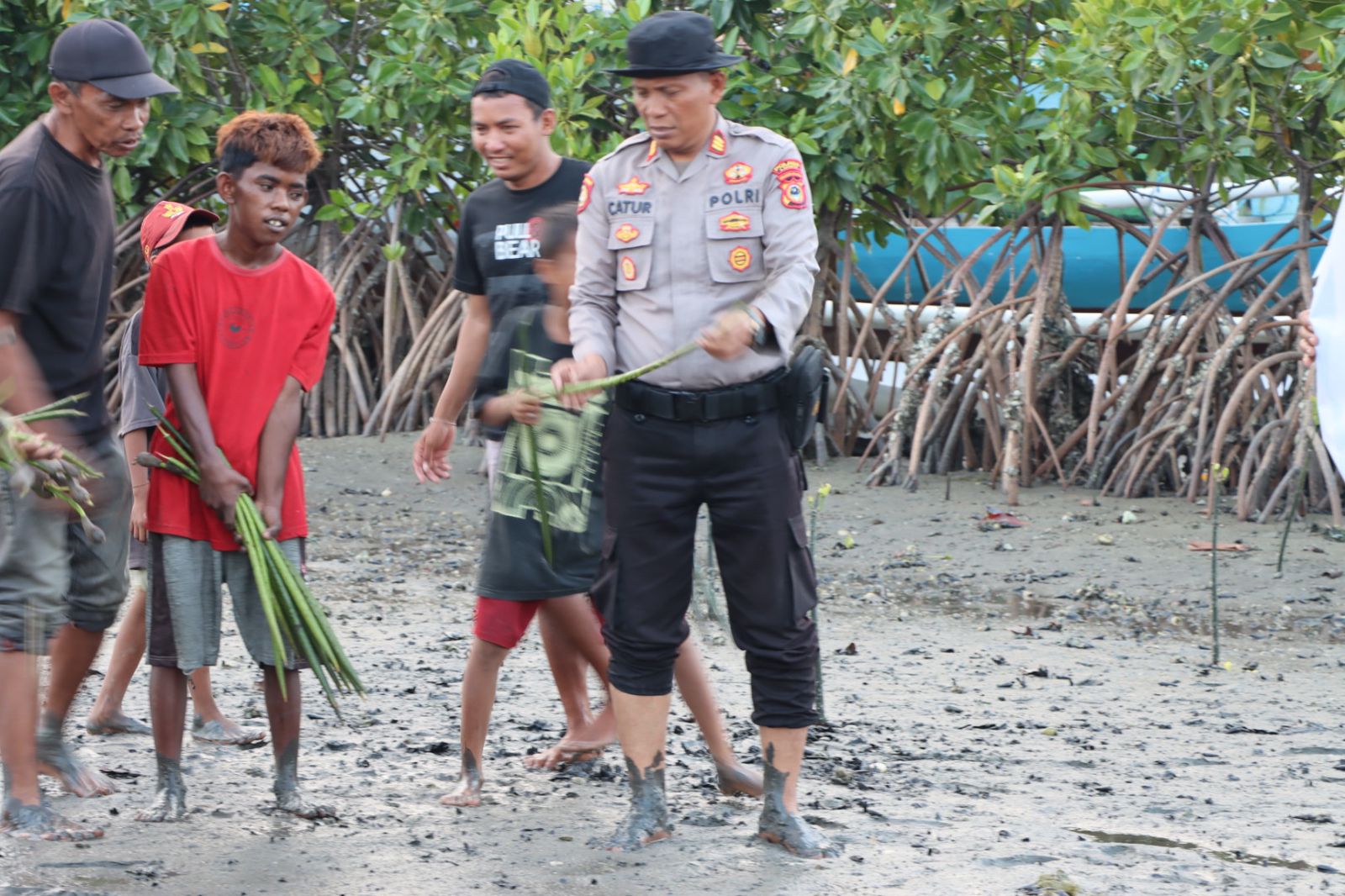 Polres Luwu Melaksanakan Penghijauan Di Daerah Pesisir Pantai Ulo- Ulo Dalam Rangka Hut Humas Polri Ke- 72 Tahun 2023.