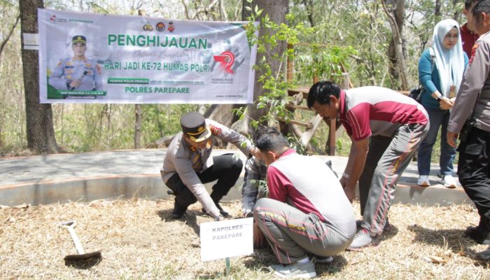 Kapolres Pare-Pare Pimpin Pelaksanaan Penanaman Pohon Serentak Dalam Rangka HUT Humas Polri