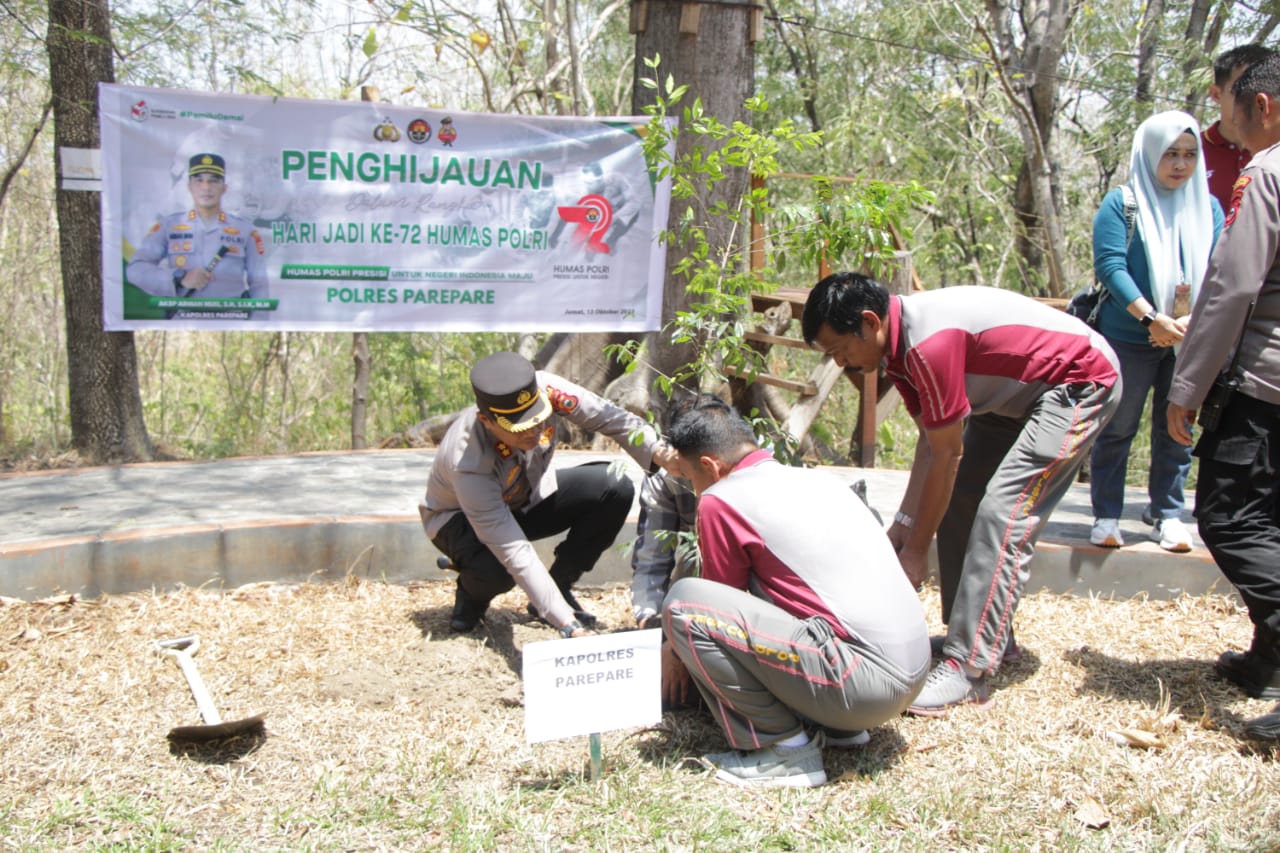 Kapolres Pare-Pare Pimpin Pelaksanaan Penanaman Pohon Serentak Dalam Rangka HUT Humas Polri