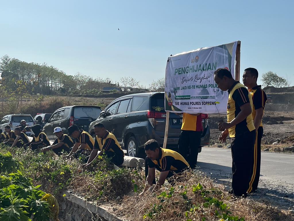 Sambut HUT Humas Polri ke 72, Polres Soppeng Tanam 100 Bibit Pohon
