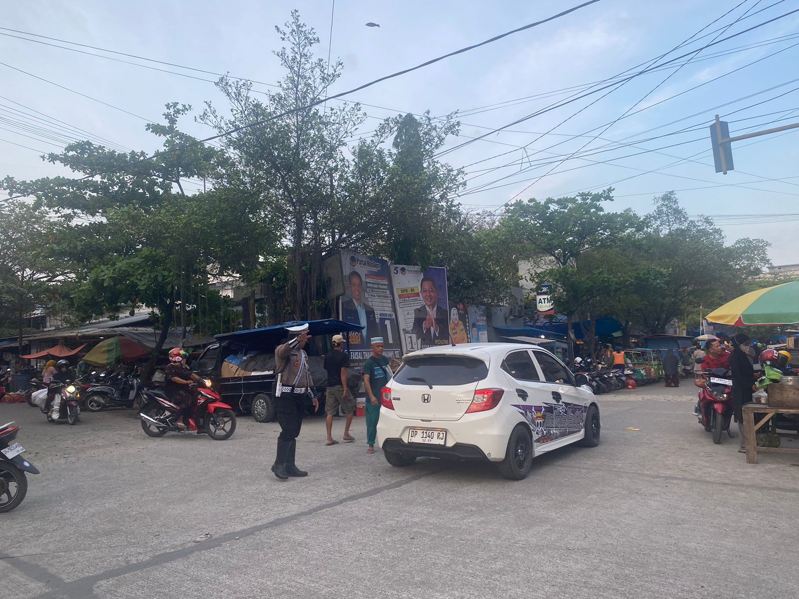 Minimalisir Kemacetan dititik Keramaian,Personil Unit Lantas Polsek Watang Sawitto Laksanakan Pengaturan Lalu Lintas