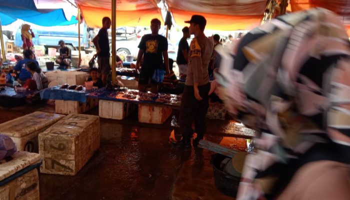 Antisipasi Gangguan Kamtibmas dan Tindak Kriminal, Personel Polsek Sabbangparu Melaksanakan Pengamanan di Pasar Salojampu