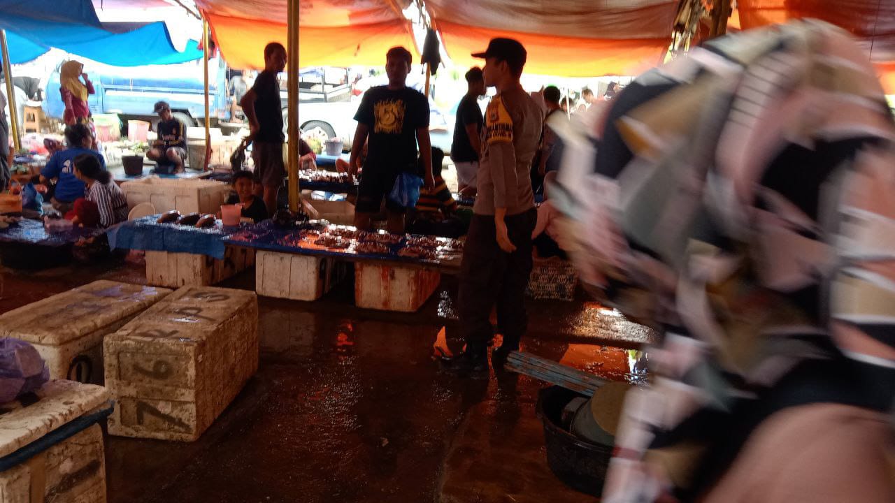 Antisipasi Gangguan Kamtibmas dan Tindak Kriminal, Personel Polsek Sabbangparu Melaksanakan Pengamanan di Pasar Salojampu
