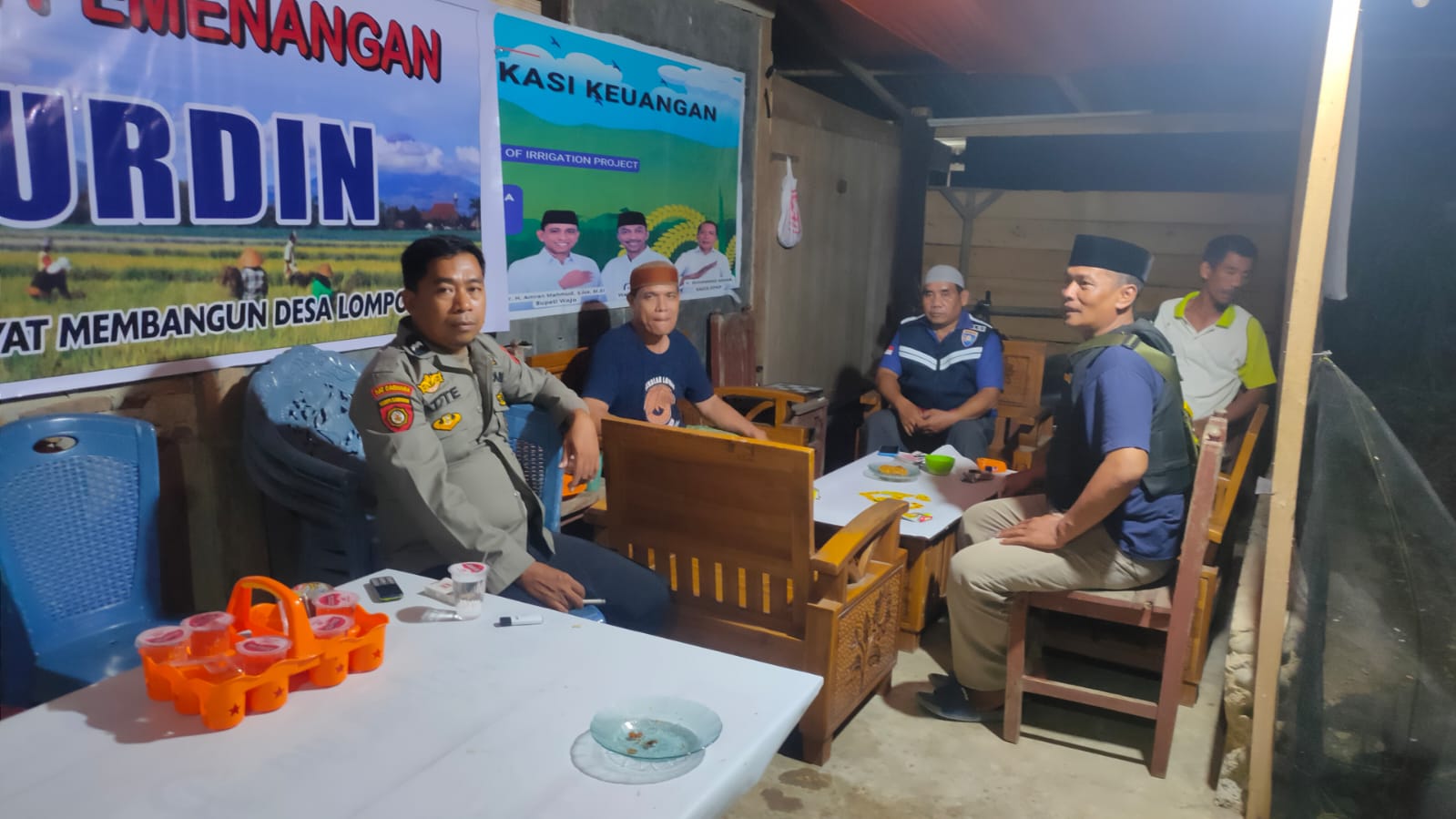 Personil Polsek Pitumpanua Sambangi Rumah Calon Kades di Lompobulo, Andi Mahdin : Mari Bersinergi Bersama Jaga Kamtibmas