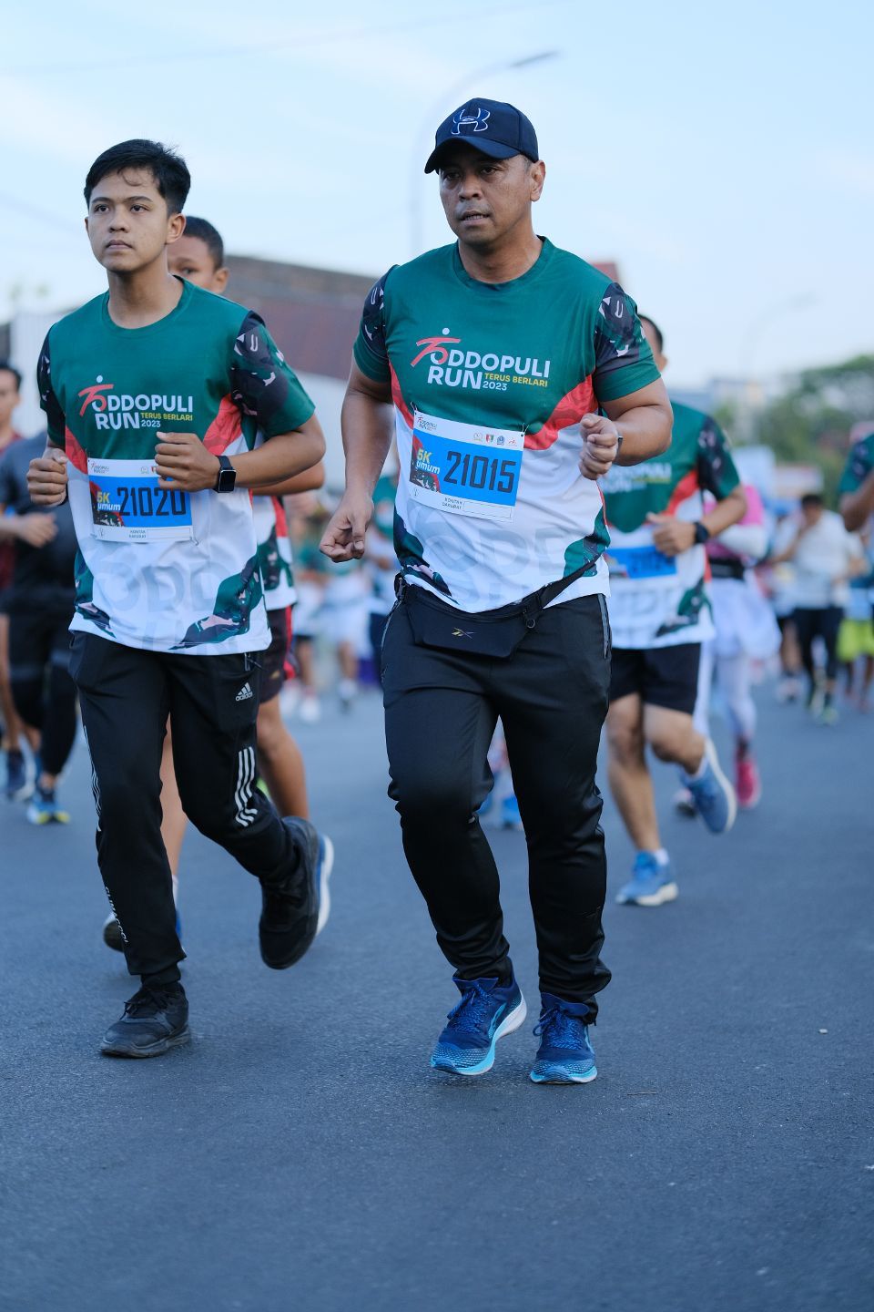 Bhayangkara Polres Bone Meriahkan Toddopuli Run yang dilaksanakan di Kabupaten Bone