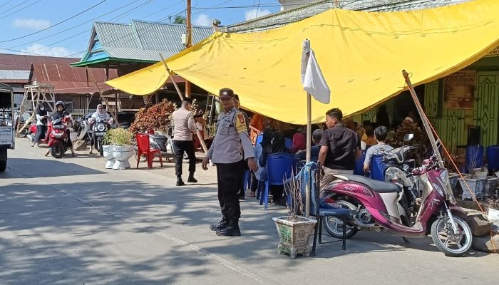 Kapolsek Belawa Polres Wajo Bersama Personelnya Melayat ke Rumah Duka Warga Binaannya di Ongkoe