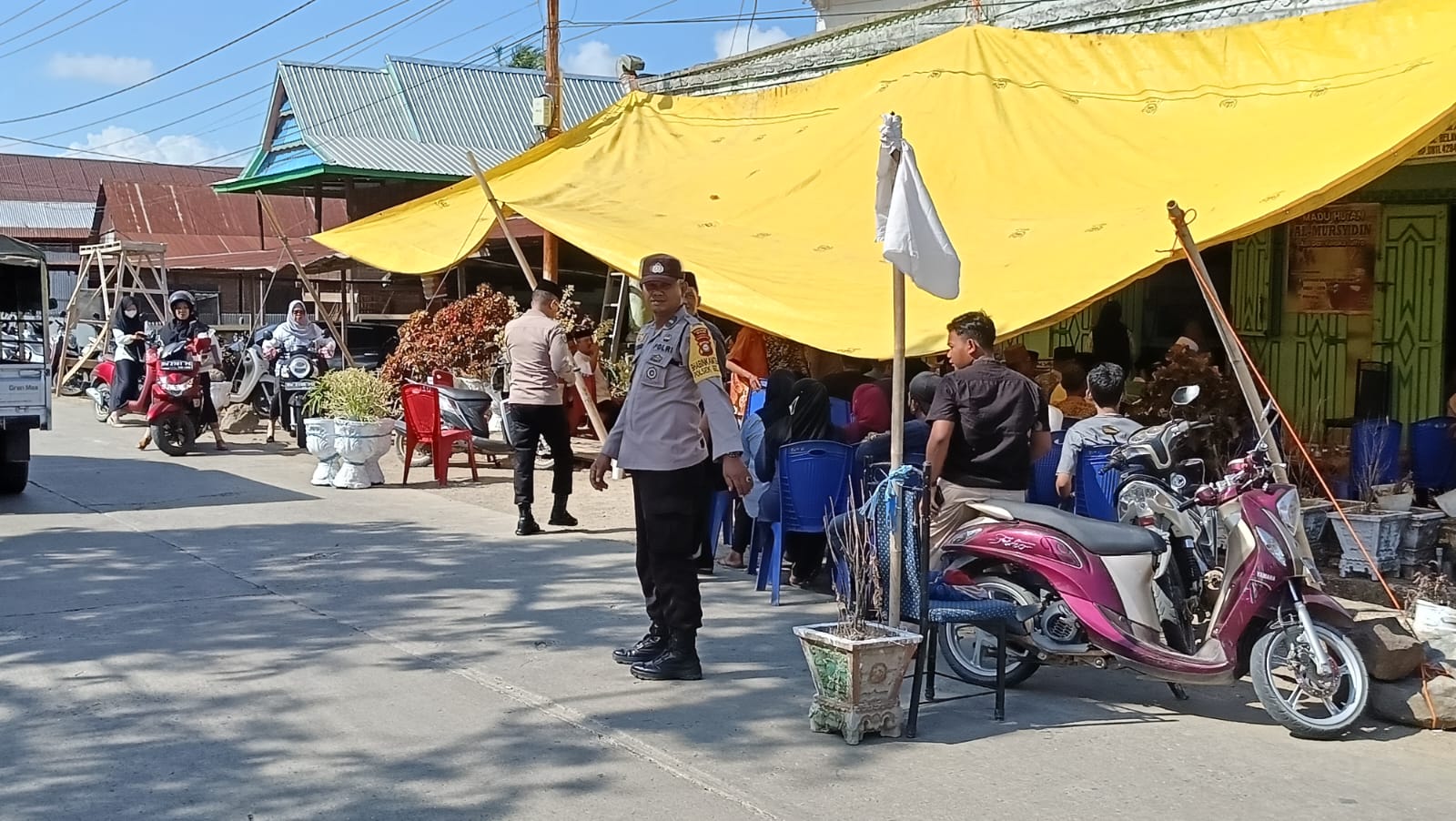 Kapolsek Belawa Polres Wajo Bersama Personelnya Melayat ke Rumah Duka Warga Binaannya di Ongkoe
