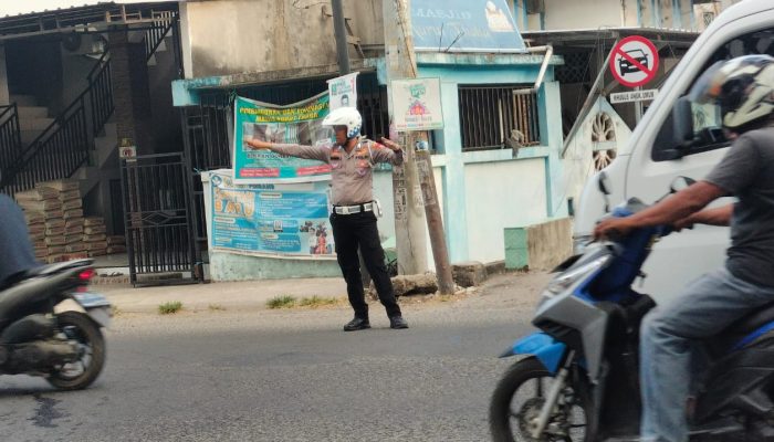 Pelayanan Kamseltibcarlantas, Polsek Watang Sawitto Laksanakan Gatur Lalin Di Sore Hari