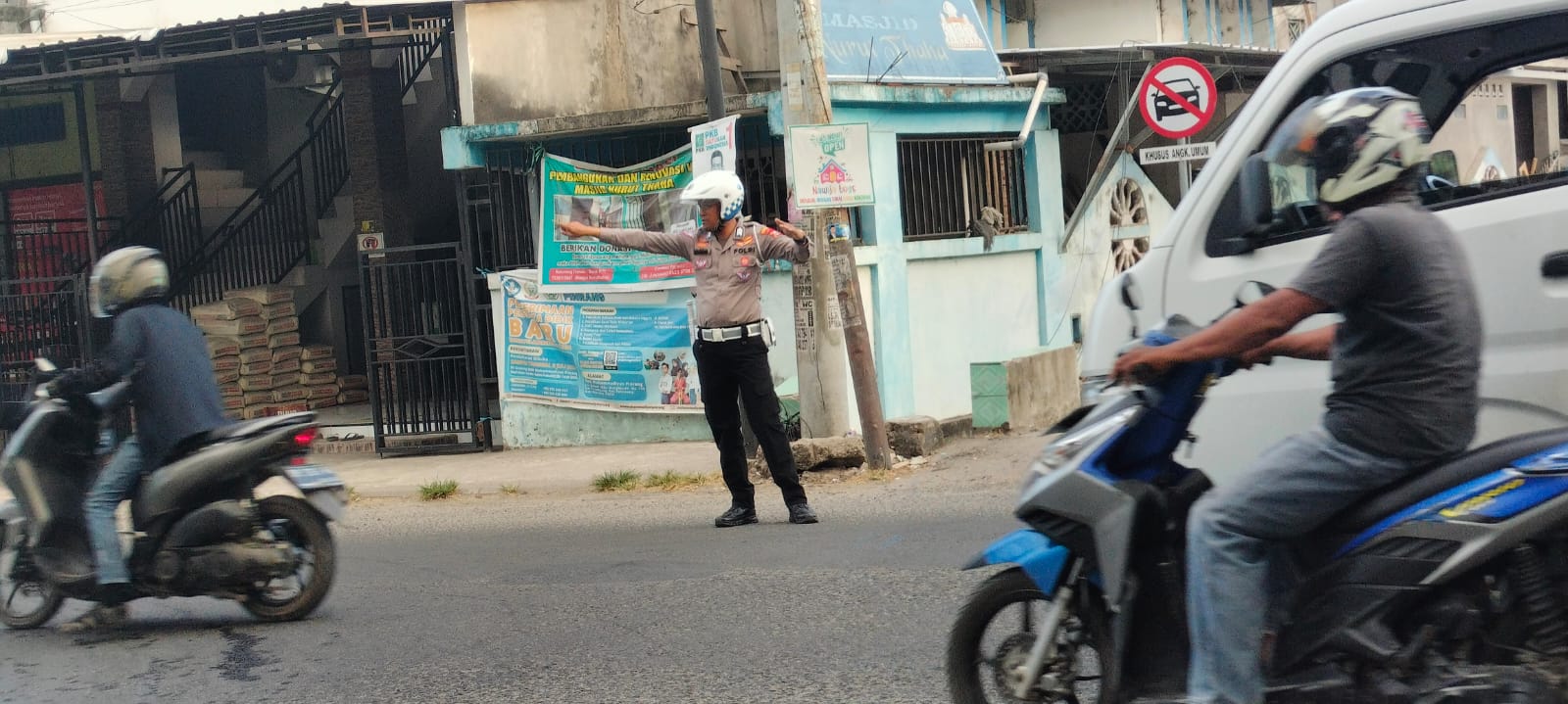 Pelayanan Kamseltibcarlantas, Polsek Watang Sawitto Laksanakan Gatur Lalin Di Sore Hari