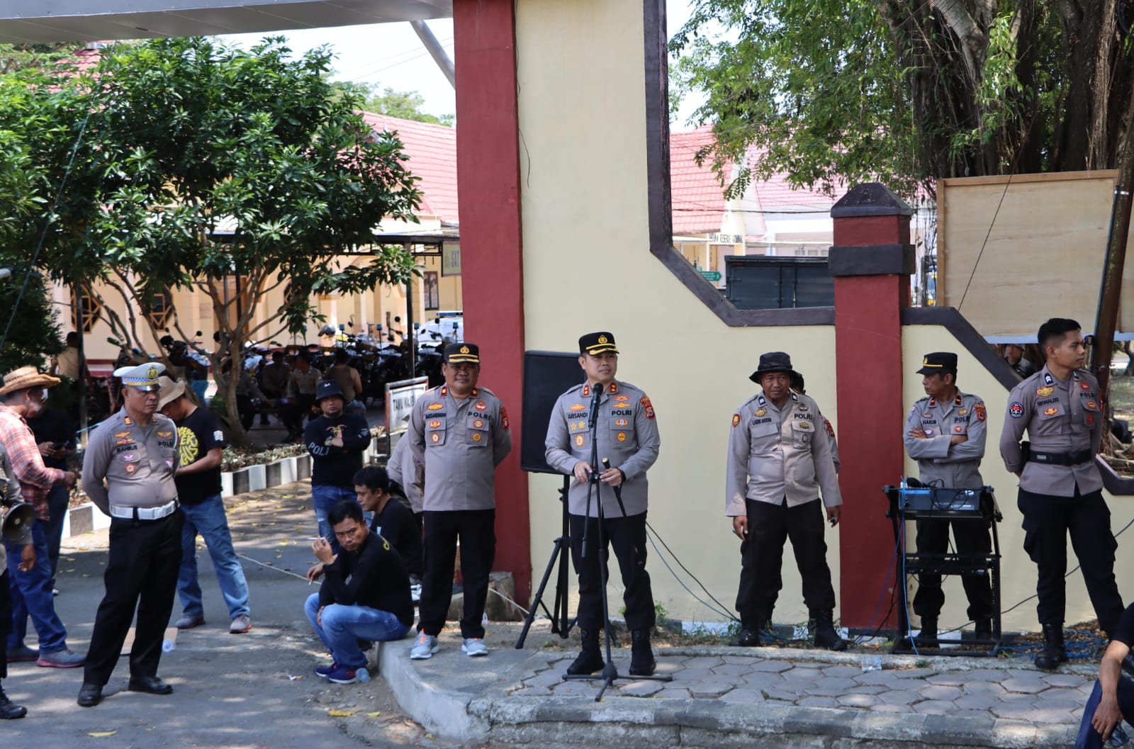 Massa Unras Tuntut Ketua KPU Luwu Dicopot, Kapolres Turun Tangan Amankan Situasi.