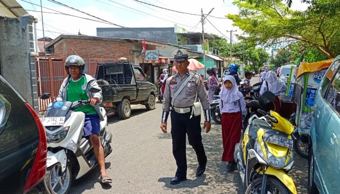 Personil Polsek Watang Sawitto Laksanakan Pengaturan Arus Lalulintas Saat Jam Pulang Anak Sekolah