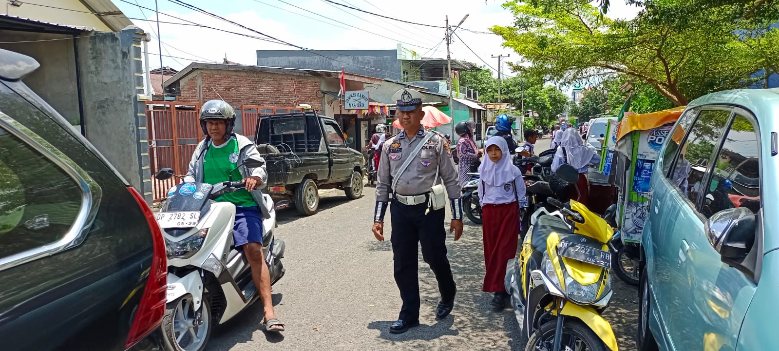 Personil Polsek Watang Sawitto Laksanakan Pengaturan Arus Lalulintas Saat Jam Pulang Anak Sekolah