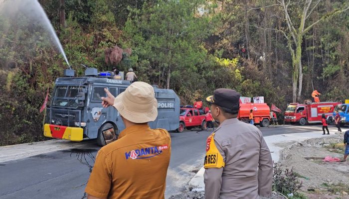 Kapolres Tana Toraja Terjun Lansung Padamkan Titik Api di Wilayah Kec. Mengkendek