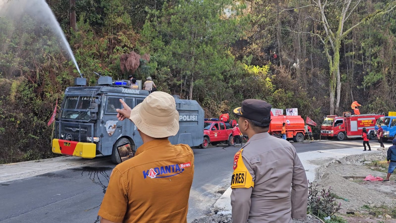 Kapolres Tana Toraja Terjun Lansung Padamkan Titik Api di Wilayah Kec. Mengkendek