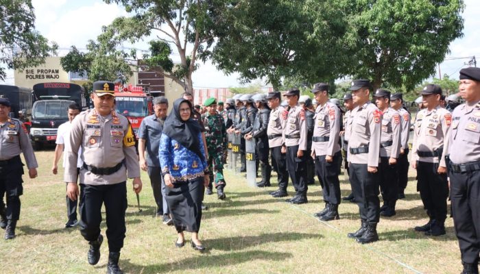 Dalam Rangka Pengamanan Pemilu, Kapolres Wajo Pimpin Apel Gelar Pasukan Operasi Mantap Brata