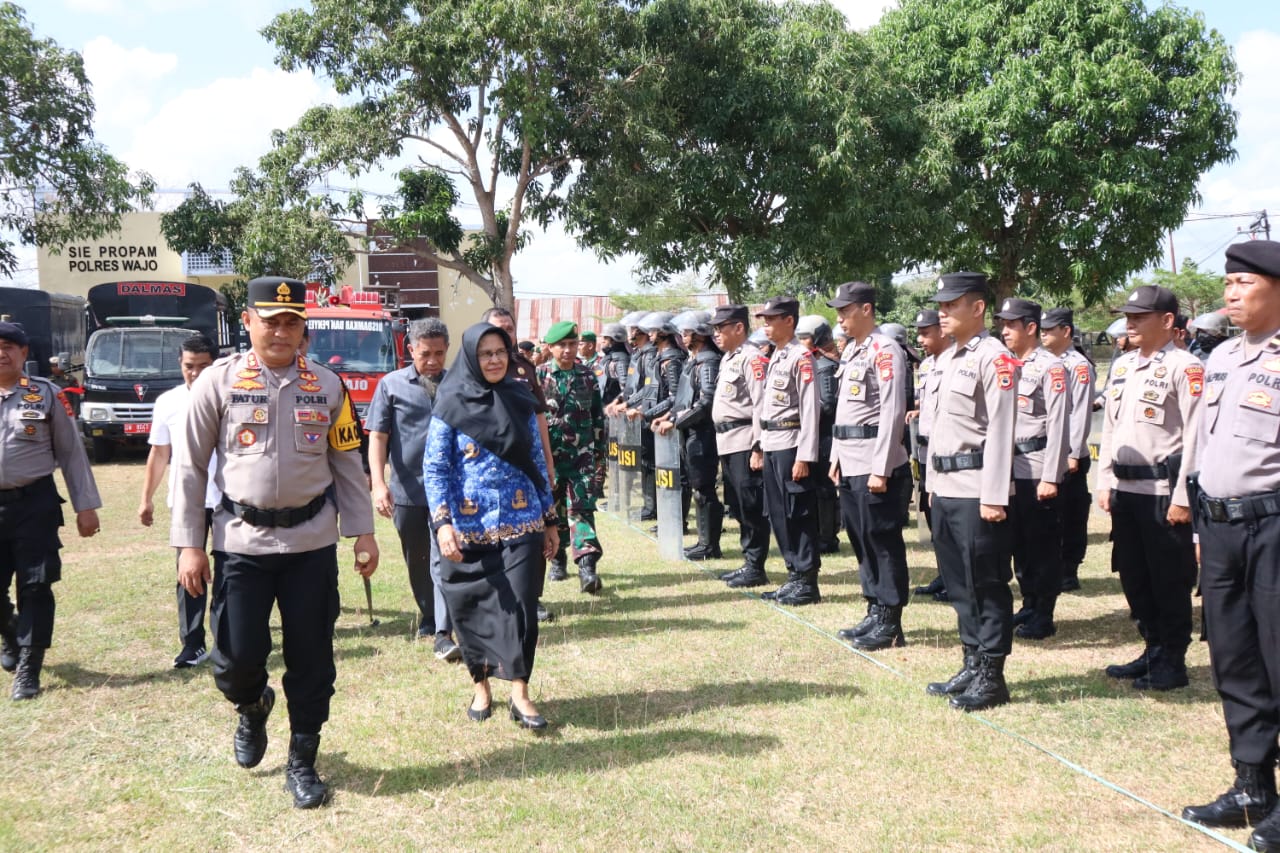 Dalam Rangka Pengamanan Pemilu, Kapolres Wajo Pimpin Apel Gelar Pasukan Operasi Mantap Brata