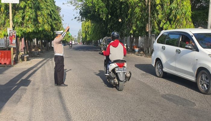 Personil Polsek Watang Sawitto laksanakan Gatur Lantas di Pagi Hari