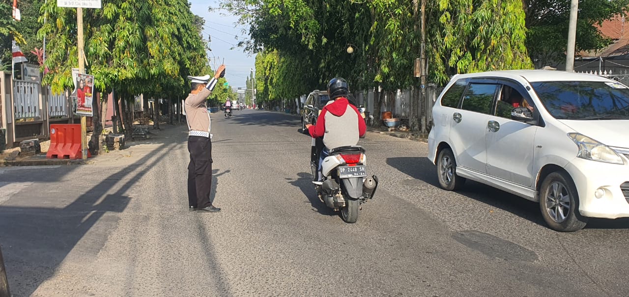 Personil Polsek Watang Sawitto laksanakan Gatur Lantas Pagi Hari