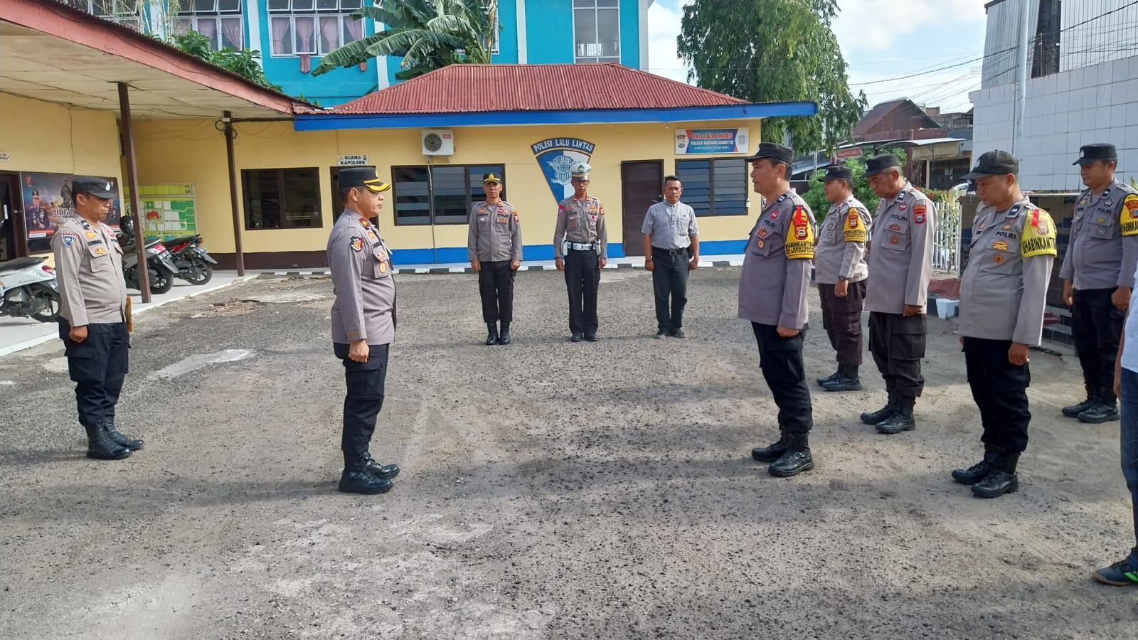 Pimpin Apel Pagi, Kapolsek Watang Sawitto Berikan Arahan Kepada Personil