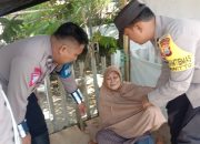 Wujud Empati, Personil Polsek Watang Sawitto Berikan Pertolongan Ke Warga Yang Sakit