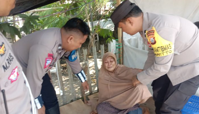 Wujud Empati, Personil Polsek Watang Sawitto Berikan Pertolongan Ke Warga Yang Sakit