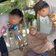 Wujud Empati, Personil Polsek Watang Sawitto Berikan Pertolongan Ke Warga Yang Sakit
