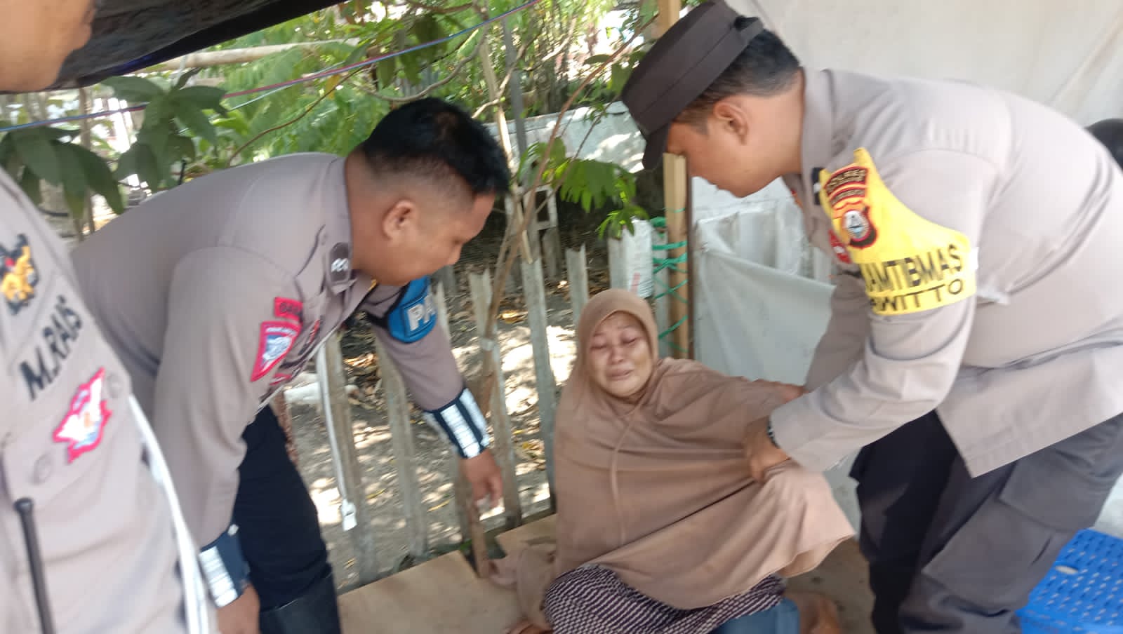 Wujud Empati, Personil Polsek Watang Sawitto Berikan Pertolongan Ke Warga Yang Sakit